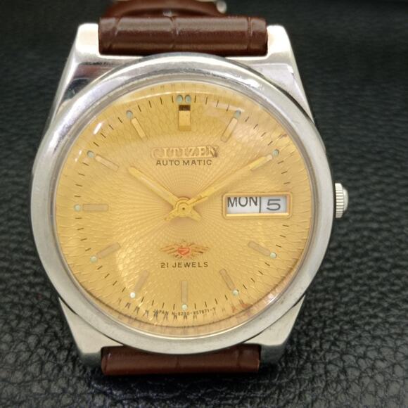 Vintage 1979 Citizen Automatic Mens Silver Watch W/daydate & Gold accents - Picture 3 of 7